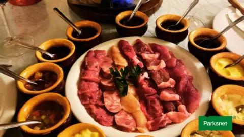 parksnet-imagem-galeria-ingresso-buffet-livre-em-gramado.-almoco-com-buffet-livre-e-churrasco-boemio-682b75798faa1_0.webp